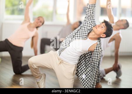 Gruppe junger Hip-Hop-Tänzer, die im Studio Proben. Tänzer voller Energie Stockfoto