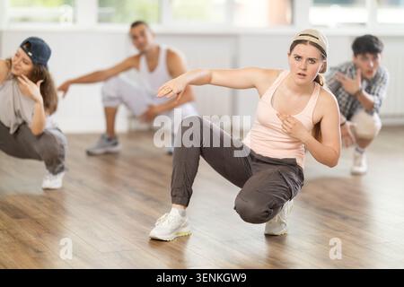 Eine Gruppe junger Freunde lernt Gruppentänze – Hip-Hop und Breakdance im Tanzstudio Stockfoto