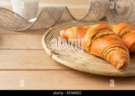 Frisch Gebackene Goldene Croissants Serviert Auf Rustikalem Holztischhintergrund Mit Natürlichem Licht Und Kopierraum Stockfoto