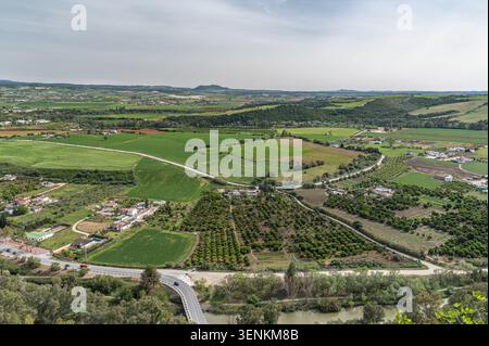 Malerische Landschaft rund um Arcos de la Frontera, Andalusien, Spanien, von einem Aussichtspunkt in der Nähe der Stadt mit sanfter Landschaft Stockfoto