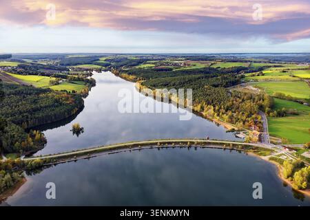 Aus der Vogelperspektive, vor dem Großen Brombachsee, hinter dem Igelsbachsee, vorne rechts Strandhaus Enderndorf, Stausee, Fränkische Seenplatte, Mitte Stockfoto