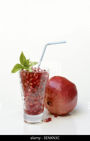 Granatapfelsamen in Glas und Granatapfel, Punica granatum Stockfoto
