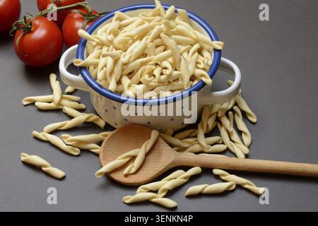 Rohe Strozzapreti, italienische Pasta im Topf Stockfoto