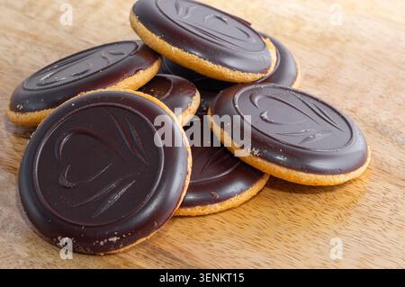 Kekse mit Schokoladenfüllung auf hölzernem Hintergrund Stockfoto