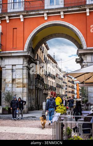 14. März 2025, Madrid, Spanien: Bogenförmiger Eingang zur Plaza Mayor in Madrid, Spanien Stockfoto