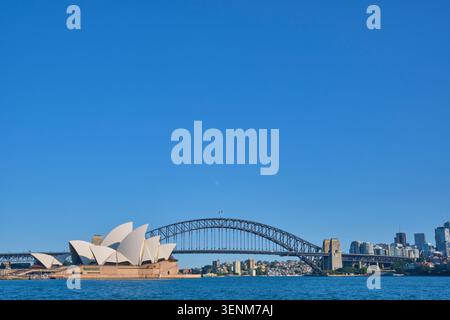 Blick über den Hafen mit der Harbor Bridge im Hintergrund. Leeres Leerzeichen für Text. Blick auf das Opernhaus in Sydney, New South Wales, Australien. Stockfoto