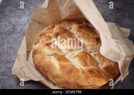 Frisches Brot auf einem Tisch mit braunem Papier Stockfoto
