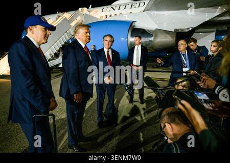 Präsident Donald J. Trump spricht mit Medienvertretern vor dem Einstieg in die Air Force One am John F. Kennedy International Airport, nachdem er am Dienstag, den 9. Juni 2026, an den NBA-Finalen in New York City teilgenommen hatte. (Offizielles Foto des Weißen Hauses von Joyce N. Boghosian) Stockfoto