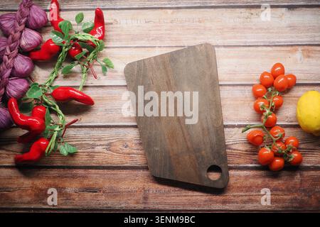 Frisches Gemüse und Zitrone auf einem hölzernen Schneidebrett Stockfoto