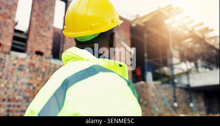 Bauwesen, Denken oder Menschen im Freien mit Plan, Fortschrittsreflexion oder Denkweise bei der Gebäudebewertung. Industrie, Prüfer oder Techniker mit Rücken Stockfoto
