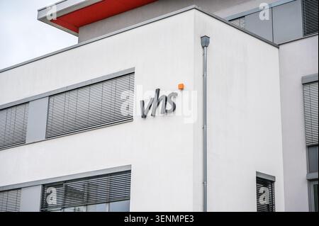 Iserlohn, Deutschland - 05. Juni 2026: Zeitgenössisches weißes Gebäude mit VHS-Logo und architektonischen Details. Stockfoto