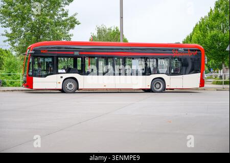 Iserlohn, Deutschland - 05. Juni 2026: MVG-Busse parken am Straßenrand mit grünen Bäumen. Stockfoto