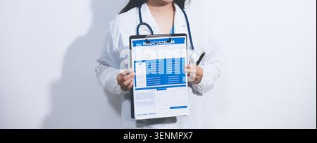 Porträt einer Ärztin, Akte in der Hand Stockfoto