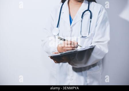Porträt einer Ärztin, Akte in der Hand Stockfoto