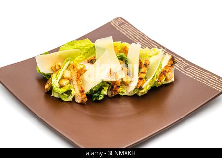 Caesar-Salat mit gegrilltem Huhn, Parmesan und Salat Stockfoto