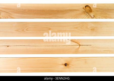 Nahaufnahme von hellbraunen Holzlatten isoliert auf weiß. Stockfoto