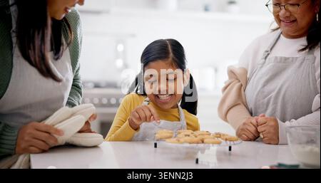 Familie, Backen und Kekse zu Hause mit Kind, Lernen und Binden mit hausgemachten Leckereien. Mutter, Großmutter und Kekse in der Küche mit Tochter Stockfoto