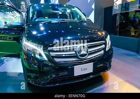 Schwarzer Neuer Mercedes Vito. Thailand, Bangkok 07. april 2024 Stockfoto