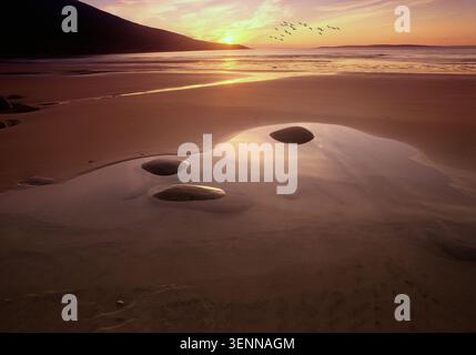 IRL - CO. MAYO: Sonnenuntergang am Doogort Strand auf Achill Island (Atlantikküste) Stockfoto