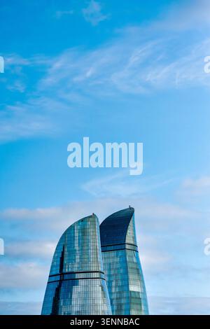 Flacher Blick auf zwei Glasfassaden des Flame Towers vor einem blauen Himmel mit viel negativem Platz darüber. Baku, Aserbaidschan. Stockfoto