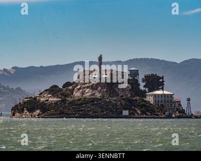 Alcatraz Island und ehemaliges Bundesgefängnis in San Francisco Bay, Kalifornien, USA, vom Wasser aus gesehen. Jetzt ein nationales historisches Wahrzeichen. Stockfoto