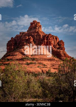 Bell Rock, eine der legendären roten Felsformationen von Sedona und ein berühmter Ort des Energiewirbels, Village of Oak Creek, Arizona, USA. Stockfoto