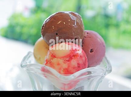 Nahaufnahme von bunten Eiskugeln in einem Eisbecher Stockfoto