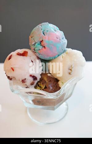 Verschiedene handgemachte Eiskugeln in einer Glasschale Stockfoto