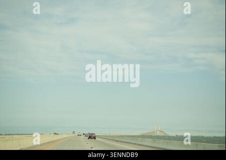 Fahren Sie in Richtung der Sunshine Skyway Bridge in Florida Stockfoto