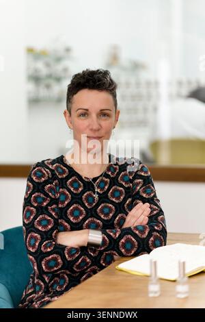 Selbstbewusste Profi-Frau mit kurzen Haaren lächelnd Stockfoto