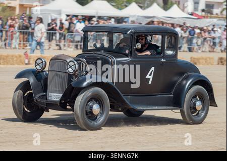 Klassisches schwarzes Ford Modell Aus den 1930er Jahren Ein Coupé mit 5 Fenstern, das für Drag Racing auf einer Sandpiste modifiziert wurde. Stockfoto