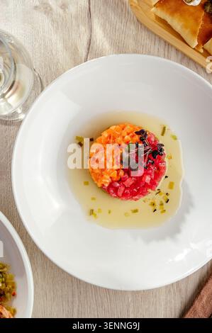 Vorspeise für Gourmet-Lachs und Thunfisch-Tartar auf einem weißen Teller Stockfoto