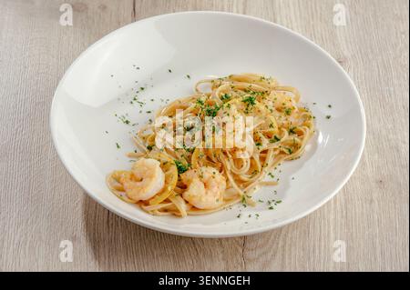 Gourmet Zitronengarnelen Linguine in einer weißen Schüssel Stockfoto