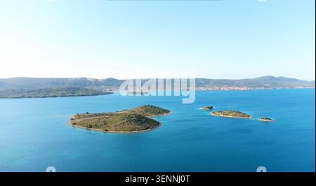 Drohnenansicht einer herzförmigen Insel in der Adria, Kroatien, otok Galesnjak. Mediterrane Tapete und Hintergrund. Türkisfarbenes Meer. Stockfoto