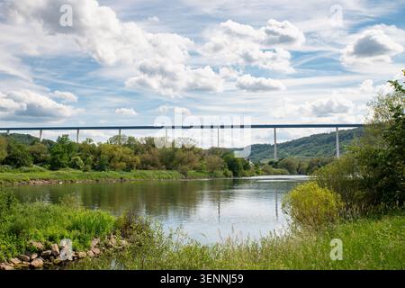 Hohe Moselbrücke, die das Moseltal bei Zeltingen Rachtig verbindet, Landstraße, deutsche Autobahn Stockfoto