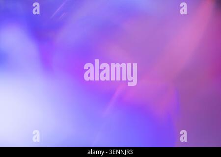 Abstraktes Bild mit einer Mischung aus violetten und blauen Farben in einem unscharfen Format, ideal für Hintergründe oder kreative Projekte Stockfoto
