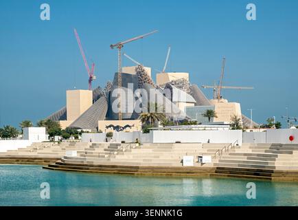 Die moderne geometrische Struktur des Guggenheim Museums im Bau mit Kranen und Gerüsten, Abu Dhabi, VAE Stockfoto