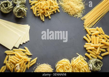 Verschiedene Arten von Teigwaren, die aus Weichweizen für das Kochen mediterrane Gerichte. Ansicht von oben, Platz für Text. Stockfoto