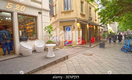 Touristen spazieren am 21. Mai 2026 in Tiflis, Georgien, entlang einer belebten Straße mit Geschäften, Cafés und Highlights urbaner Freizeit und lokaler Kultur. Stockfoto
