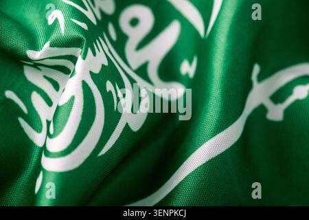 Saudi-Arabien Flagge winkt im Wind Hintergrund Makroaufnahme Stockfoto