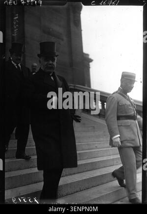 Herr Théodorov verlässt das Ministerium für auswärtige Angelegenheiten während der Präsentation des friedensvertrags vor den Bulgaren auf einem Pressefoto von Agence Meurisse aus dem Jahr 1919. Die monochrome Szene zeichnet ein diplomatisches Ereignis auf, das im Titel genannt wird. Stockfoto