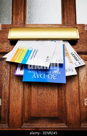Briefe kommen durch einen Briefkasten, Großbritannien Stockfoto