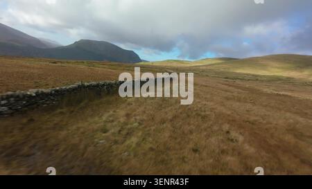 Snowdonia Steinmauern und raues Terrain FPV aus der Vogelperspektive Stockfoto