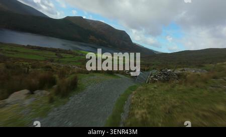 Snowdon Ranger Path FPV Aerial über die walisischen Highlands. Stockfoto
