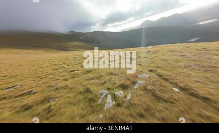 Snowdonia FPV: Dynamic Flight over Ranger Path Hiking Trail Stockfoto