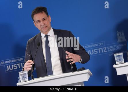 Hamburg, Deutschland. Juni 2026. Georg Eisenreich (CSU), Staatsminister der Justiz in Bayern und Koordinator der B-staaten, spricht während der Pressekonferenz im Anschluss an die Frühjahrstagung der Justizminister im Ameron Hamburg Hotel Speicherstadt. Quelle: Marcus Brandt/dpa/Alamy Live News Stockfoto