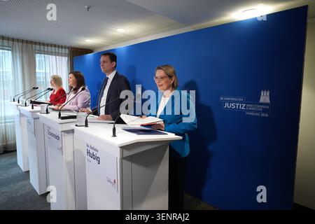 Hamburg, Deutschland. Juni 2026. Bundesministerin für Justiz und Verbraucherschutz Stefanie Hubig (von rechts nach links, SPD) spricht neben Georg Eisenreich (CSU), Staatsministerin der Justiz in Bayern und Koordinatorin der B-staaten, Anna Gallina (Allianz 90/die Grünen), Senatorin für Justiz und Verbraucherschutz, und Kathrin Wahlmann (SPD), Justizministerin Niedersachsens und Koordinatorin der A-staaten, während der Pressekonferenz im Anschluss an die Frühjahrstagung der Justizminister im Ameron Hamburg Hotel Speicherstadt. Quelle: Marcus Brandt/dpa/Alamy Live News Stockfoto
