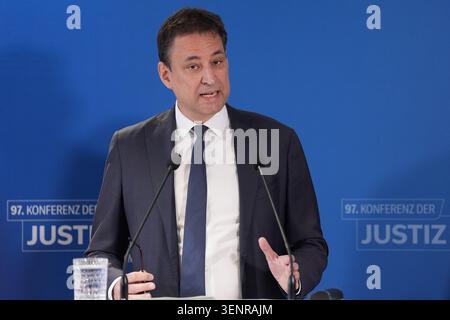 Hamburg, Deutschland. Juni 2026. Georg Eisenreich (CSU), Staatsminister der Justiz in Bayern und Koordinator der B-staaten, spricht während der Pressekonferenz im Anschluss an die Frühjahrstagung der Justizminister im Ameron Hamburg Hotel Speicherstadt. Quelle: Marcus Brandt/dpa/Alamy Live News Stockfoto