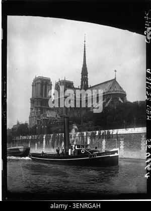 Die Kathedrale Notre-Dame erscheint neben einem Lastkahn auf der seine, wie sie von Quai de Montebello aus gesehen wurde, auf einem Pressefoto von Agence Meurisse aus dem Jahr 1928. Der silberne Gelatinedruck dokumentiert die städtische Flusslandschaft in Paris während der Zwischenkriegsjahre. Stockfoto