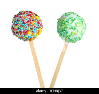 Zwei leckere Kuchen-Pops mit Streuseln auf weiß Stockfoto